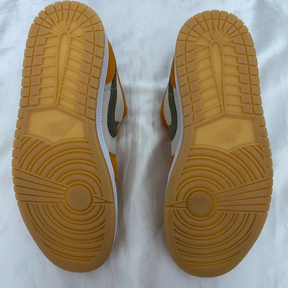 Air Jordan 1 Low Light Curry (8 Men) - Picture 9 of 12